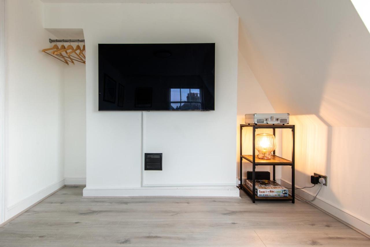 Apartment One-bedroom, 99 Steps To The Sea Brighton