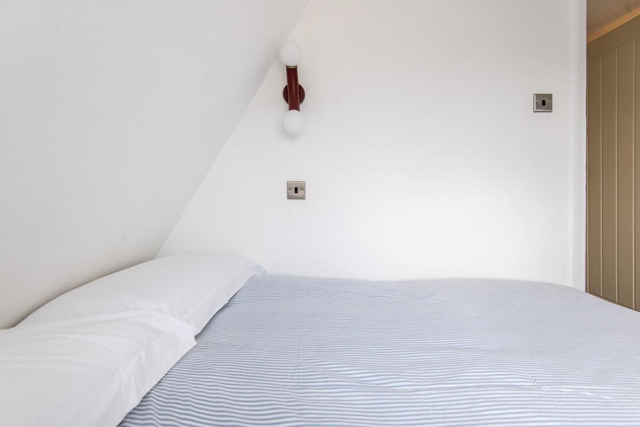 One-bedroom, 99 Steps To The Sea Appartement *